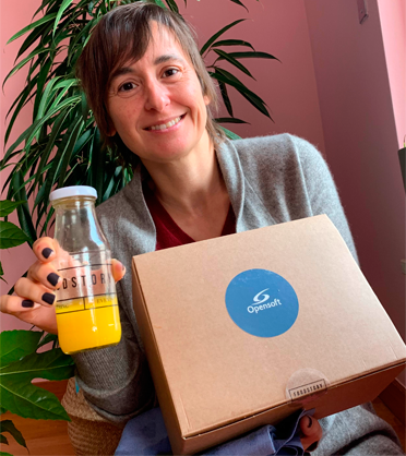 Elizabete Santos, gestora de projeto, com o pack lanche Opensoft